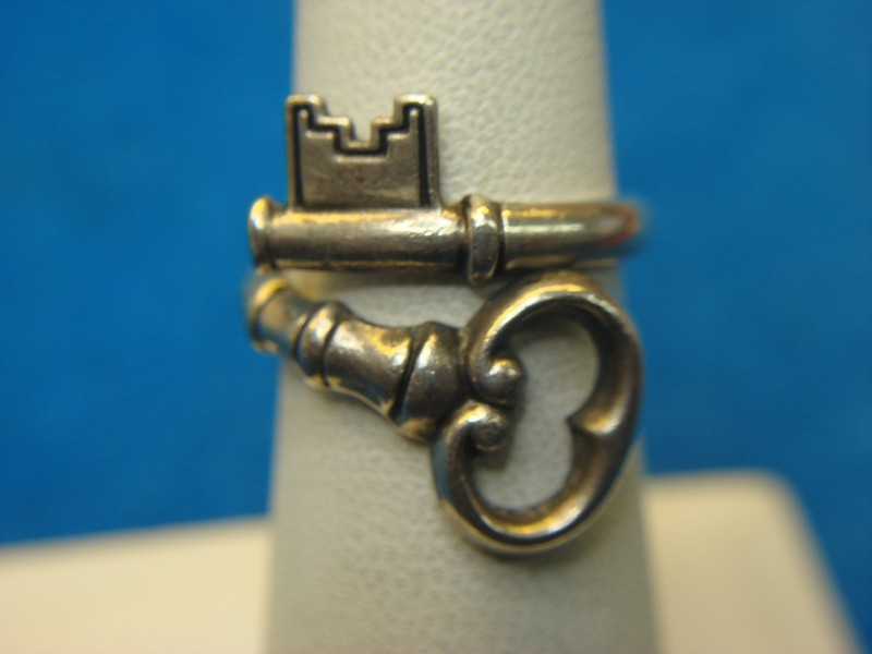 Vintage Avon sterling silver key ring, size 6 1/2, excellent condition