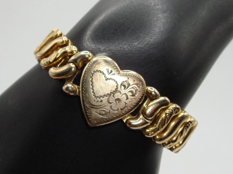 Vintage 1940s La Mode sweetheart expansion bracelet with an etched heart design.