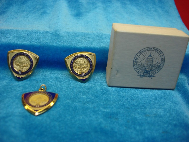 Vintage gold-tone Inauguration cufflinks and pendant set in excellent condition