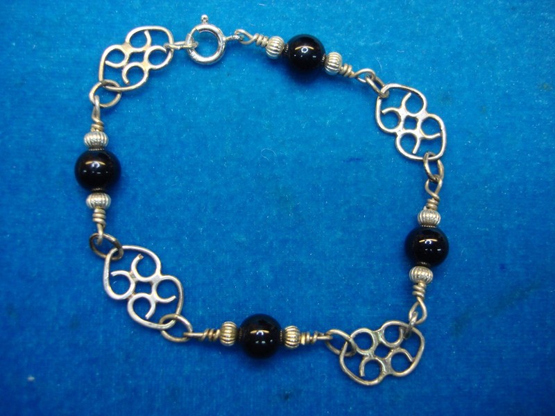 Sterling silver Celtic bracelet with onyx beads