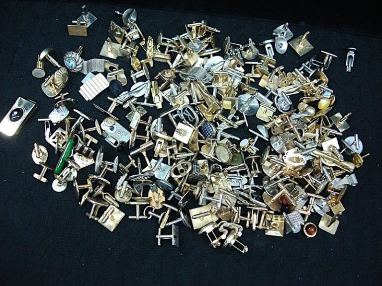 Vintage collectibles lot including baseball cards and cufflinks