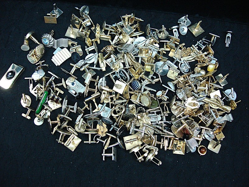 Vintage collectibles lot including baseball cards and cufflinks