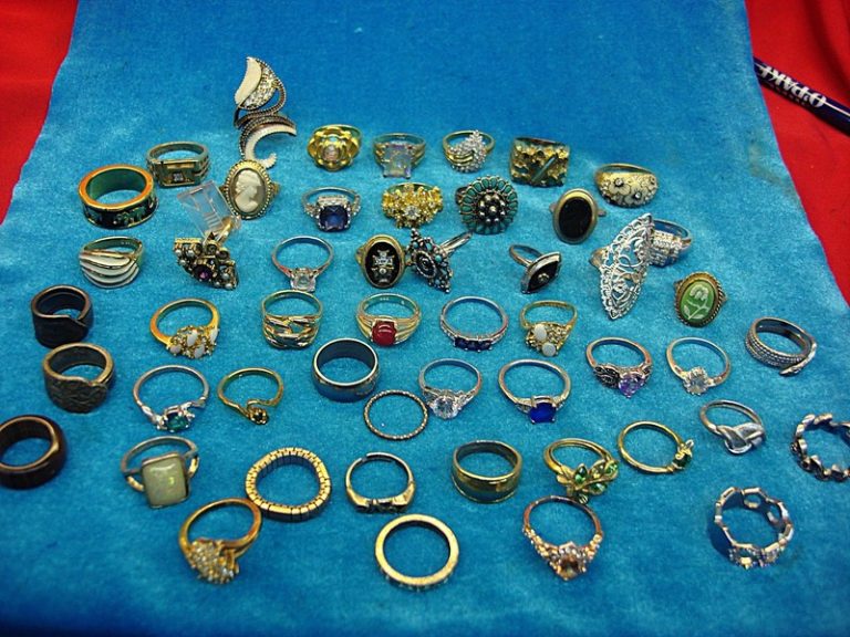 Collection of 50 vintage and modern estate rings