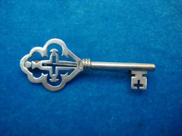 Vintage Mexican Sterling Silver Skeleton Key Brooch Pin