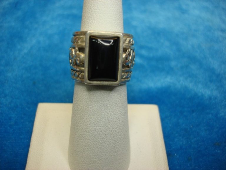 Vintage Silpada sterling silver ring with black stone and pierced design, size 6.25