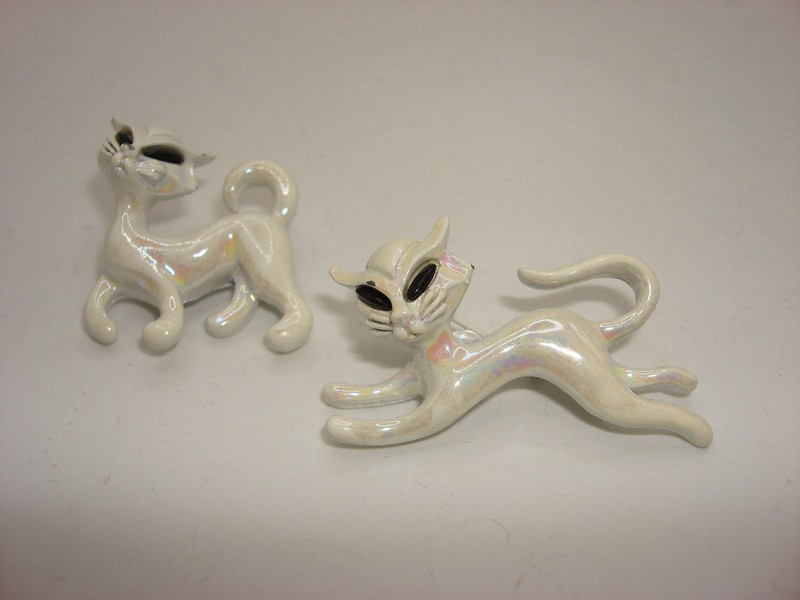 Vintage lusterware cat enamel pin pair, excellent condition