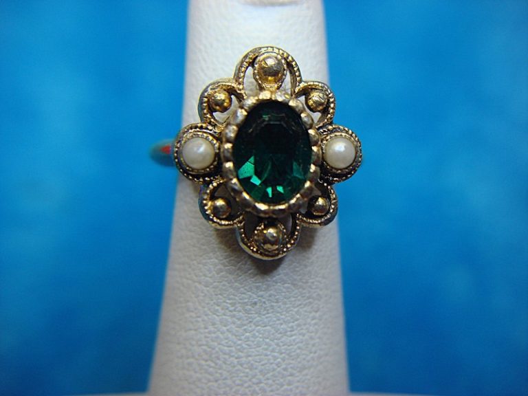 Vintage 1976 Avon Versailles ring, retired jewelry, size 4-5 in nice condition