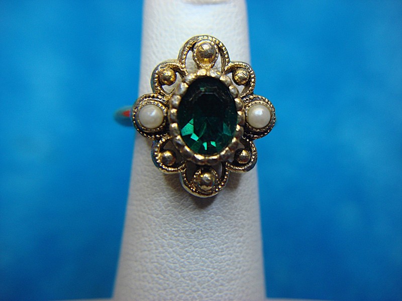 Vintage 1976 Avon Versailles ring, retired jewelry, size 4-5 in nice condition