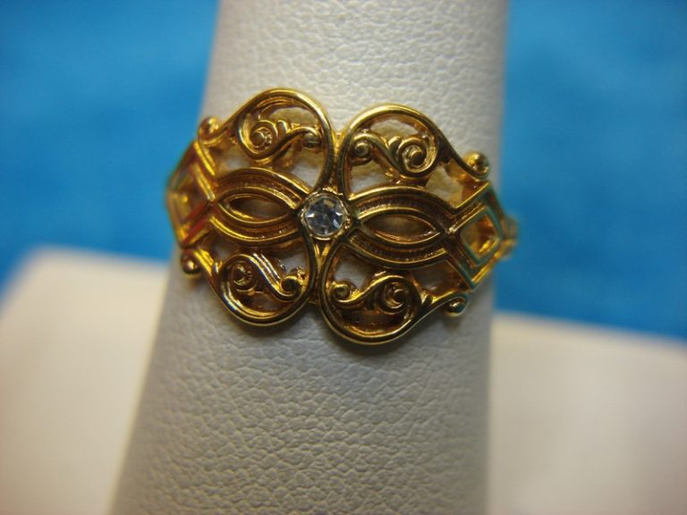 Vintage 1970s Avon gold-tone ring, size 9, excellent condition.