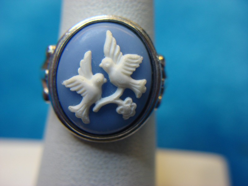 Vintage 1980s Avon Cameo Dove Ring - Silver Tone, Size 5 1/2