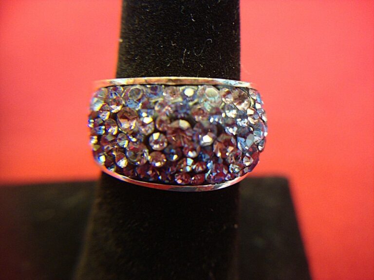 Sparkling purple stone ring, gold tone, size 7, pre-owned excellent condition