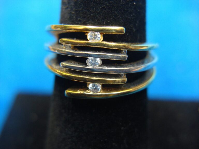Gold-tone fashion ring with simulant diamonds, size 7 1/4