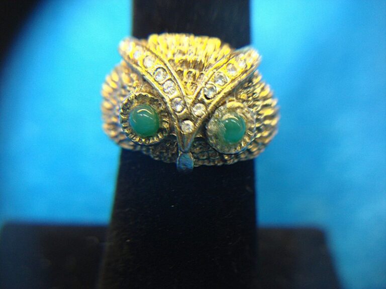Vintage gold-tone owl ring with simulated diamond accents