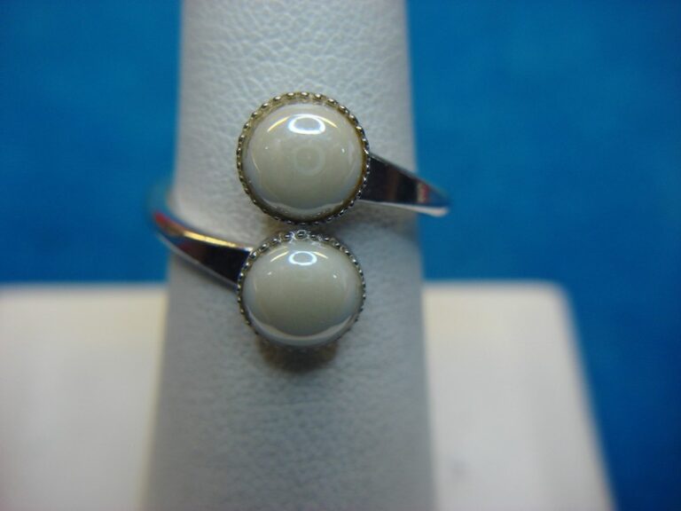 Vintage Sarah Coventry silver tone ring with creamy pearl-like stones, size 7