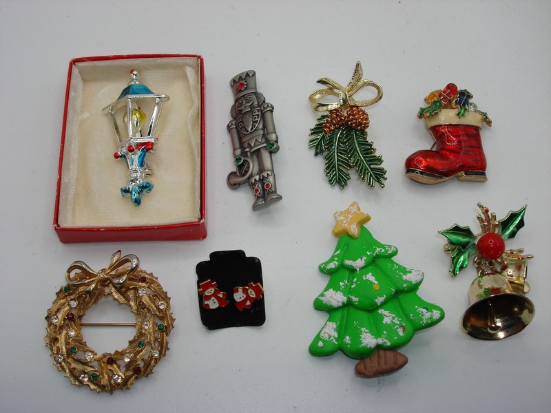 Vintage Christmas Pins & Earrings Set