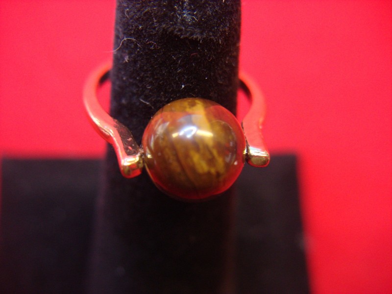 Gold tone ring with unique mottled glass ball, size 5