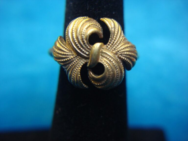 Avon gold tone bow ring, adjustable size 4-7.5, pre-owned