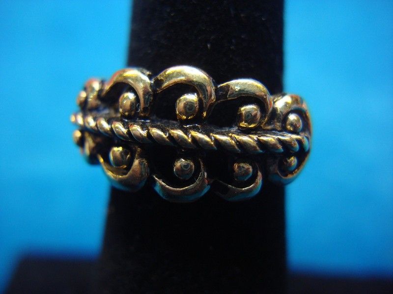Vintage Avon gold tone filigree ring, sizes 5-7