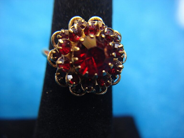 Sarah Coventry gold tone ring with multi-red stones, size 5