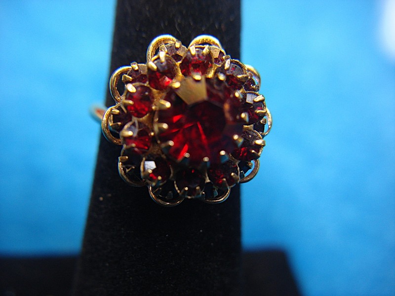 Sarah Coventry gold tone ring with multi-red stones, size 5