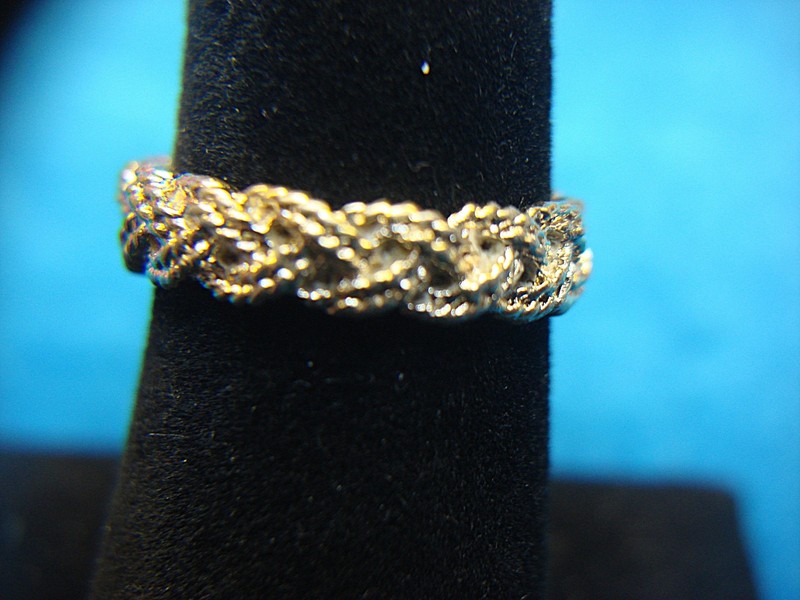 Vintage Avon gold tone rope pattern ring, size 6 3/4, excellent condition