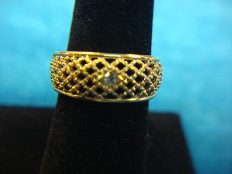 Vintage 1976 Avon lattice ring with blue stone, size 8, excellent condition.