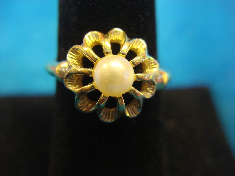 Vintage Avon gold-tone faux pearl ring, size 7-9
