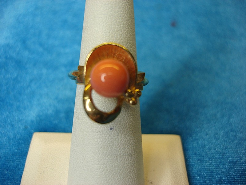 Vintage Avon gold-tone ring with pink bead, size 5-6.5