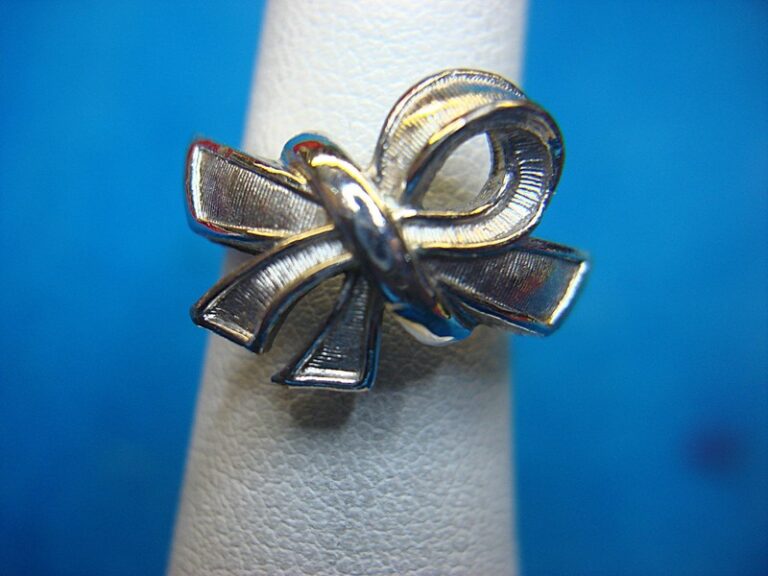 Avon silver-tone bow ring, adjustable size 3.5-4.5, gently used