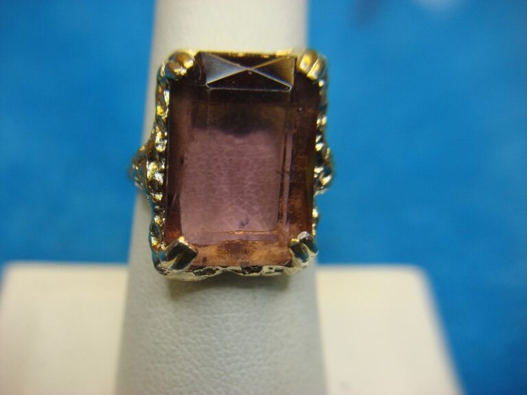 Sarah Coventry Gold Tone Ring with Large Purple Gemstone - Size 7