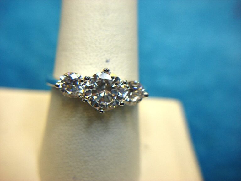 Vintage silver tone ring with sparkling cubic zirconia stones, size 9