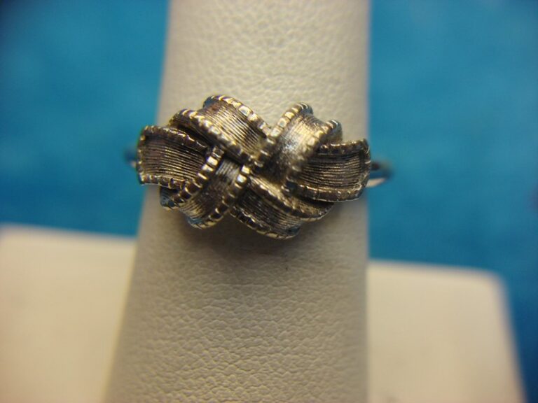 Avon silver tone bow ring, adjustable size 7-8 1/2