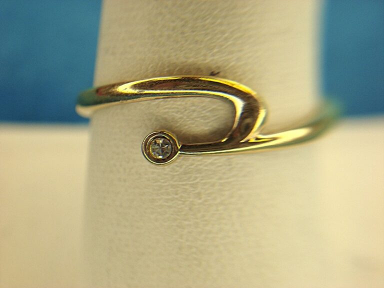 Vintage Avon Mod Gold Tone Ring with Sparkling Accent - Size 9