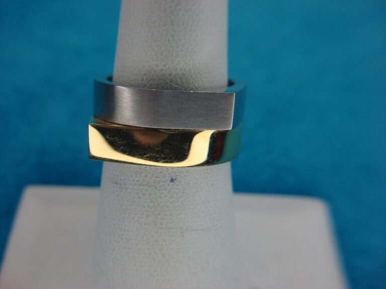 Gold and silver two-tone offset segment ring, size 7 (pre-owned)