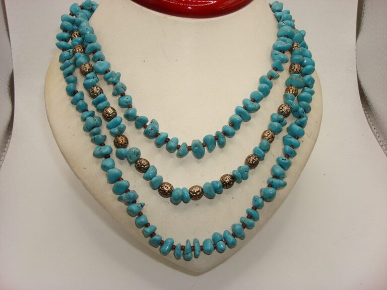Vintage three-strand turquoise beaded necklace