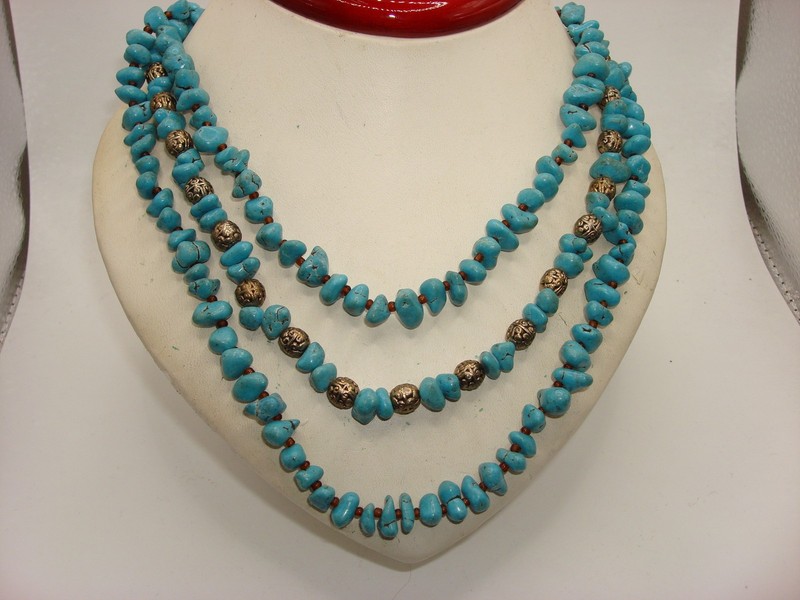 Vintage three-strand turquoise beaded necklace