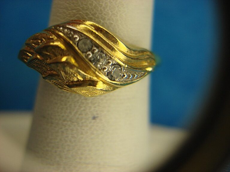 Avon gold-tone fashion ring with sparkling brilliants, adjustable size 5-7