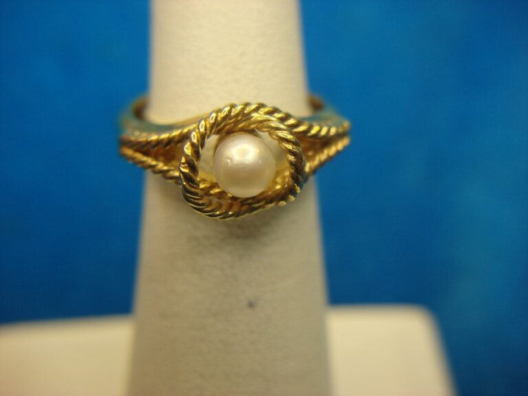 Avon gold-tone ring with faux pearl and fancy setting, sizes 4-6