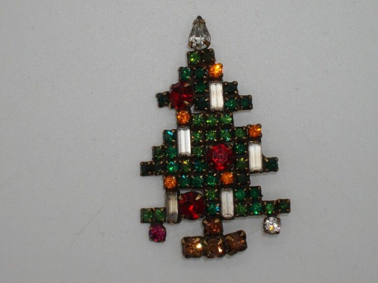 Vintage Weiss foiled rhinestone Christmas tree brooch