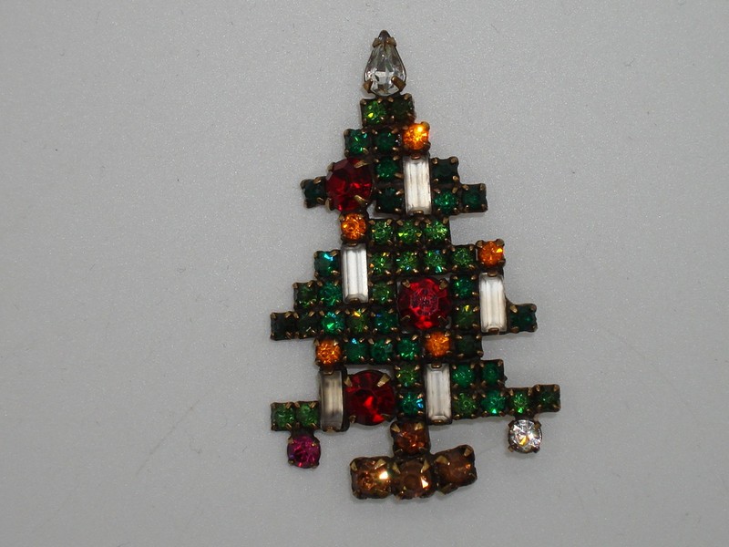 Vintage Weiss foiled rhinestone Christmas tree brooch