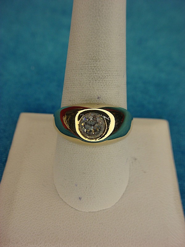 Gold tone men's ring with a sparkling 5mm faux diamond, size 10