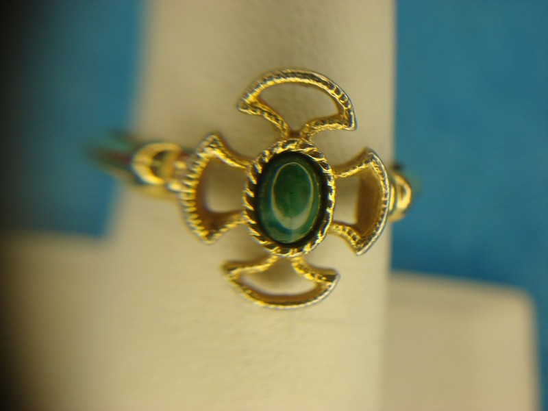Vintage Avon gold-tone ring with green stone, size 7-9