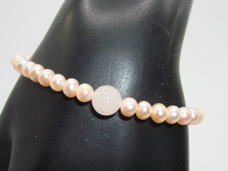 Rose quartz and freshwater pearl stretch bracelet