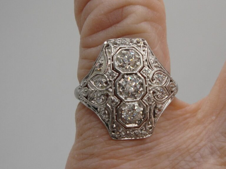 Antique Art Deco Platinum Ring with 3/4 Carat Brilliant Diamonds