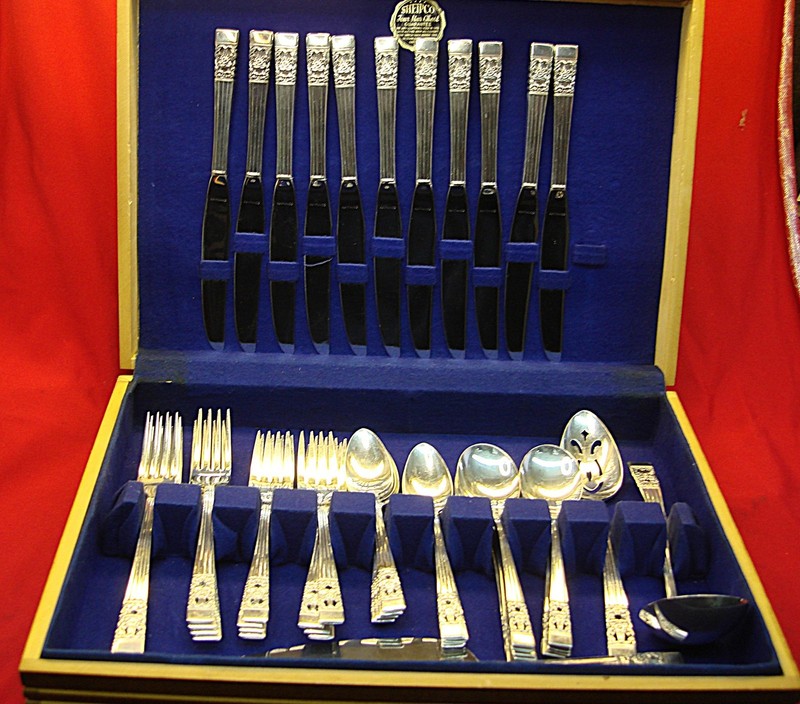 Vintage Community Plate Coronation 51pc Silverplate Flatware Set w/Chest