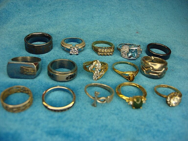 Lot of 15 vintage and modern fashion rings