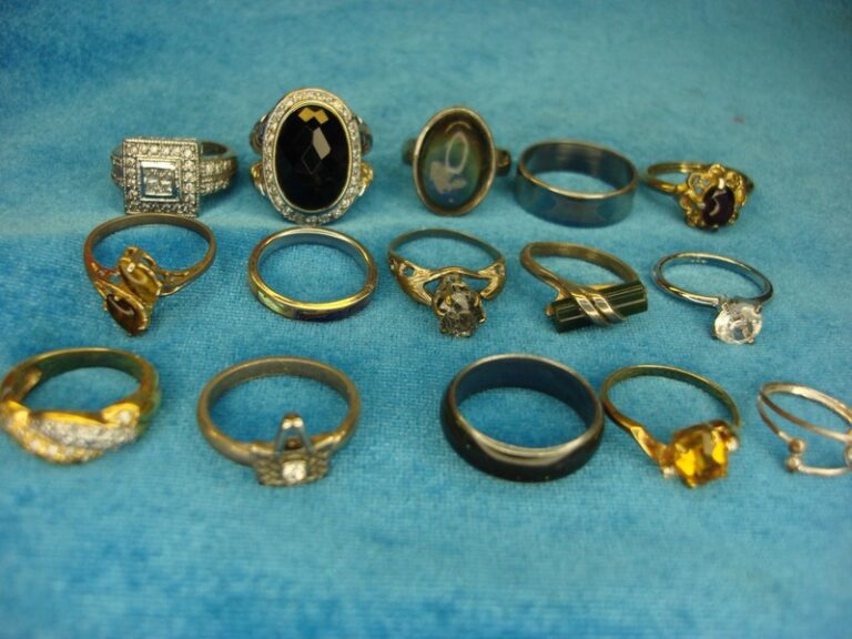 Lot of 15 vintage and modern fashion rings
