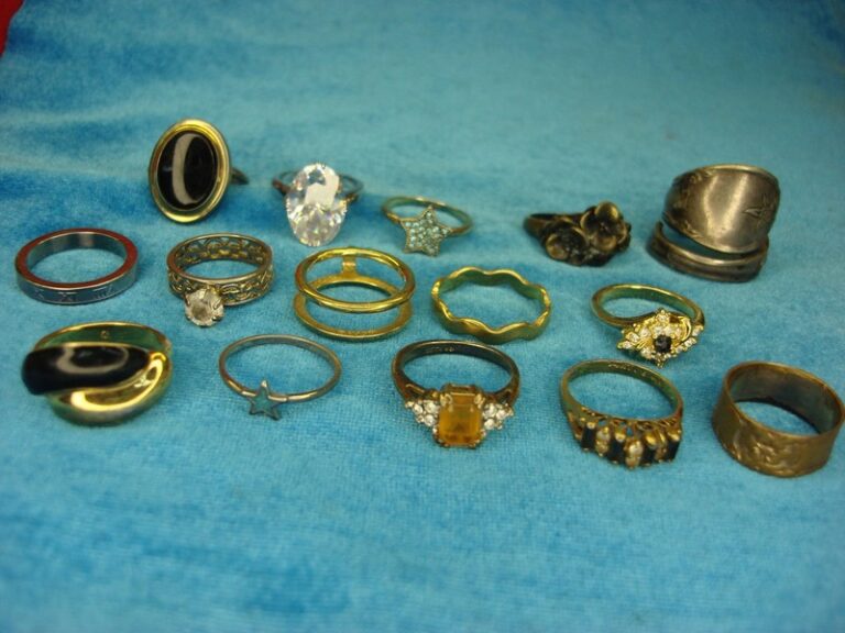 Lot of 15 vintage and modern fashion rings