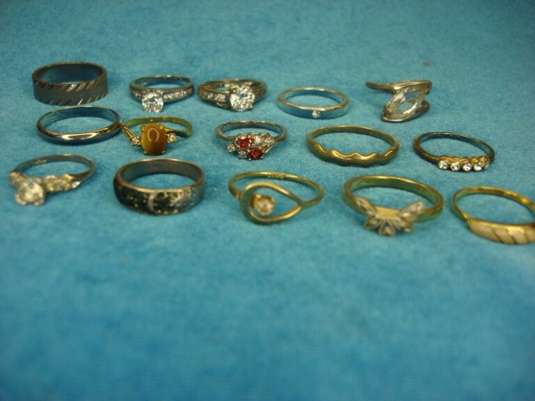 Lot of 15 vintage and modern estate rings