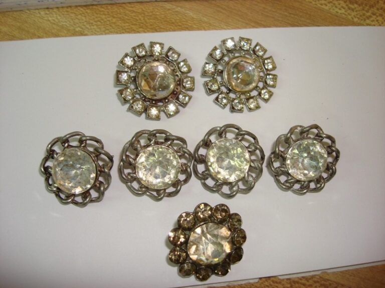 Vintage silver foiled rhinestone buttons - set of 7